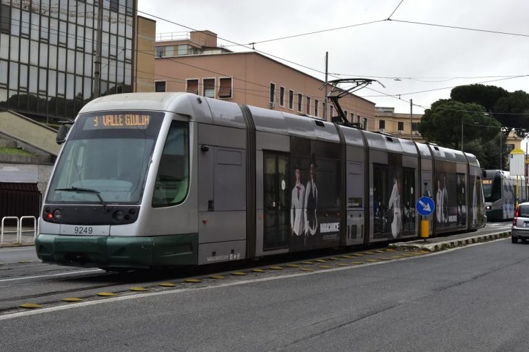 Ragazzo gay pesantamente insultato su un tram nel centro della Capitale