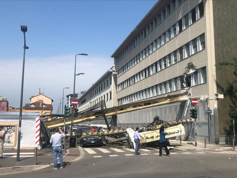 Milano, precipita una trivella (zona Ripamonti) alta dieci metri contro una palazzina: nessun ferito