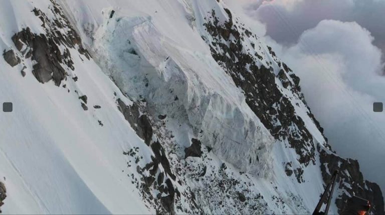 La Chamoniarde, società che si occupa di sicurezza in montagna sul versante francese del Monte Bianco, ha diramato un’allerta per una possibile “valanga di ghiaccio”