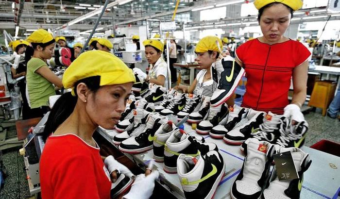Vietnam: l’attività di una delle maggiori fabbriche che produce scarpe da ginnastica Nike è stata interrotta dopo la diffusione di contagi da Covid-19 negli impianti
