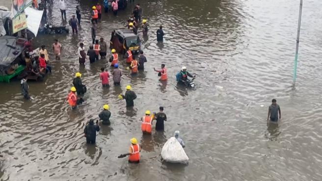 India, sono almeno 129 le vittime delle forti piogge monsoniche nel distretto di Raigad
