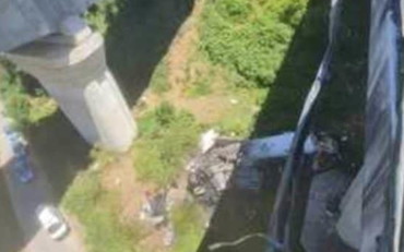 Contursi (Salerno), precipita un tir sul viadotto sull’autostrada A2: le due persone a bordo sono morte