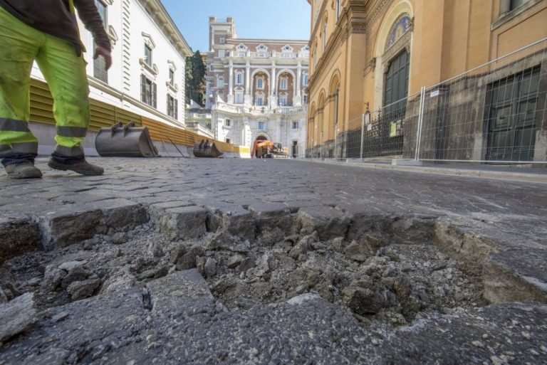 Via Nazionale, al via i lavori del manto stradale: addio agli storici Sanpietrini