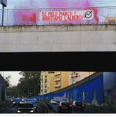 Violenze in carcere, striscione del movimento anarchico a Roma: “52 mele marce? Abbattiamo l’albero!”