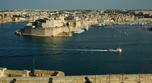 Malta, 120 studenti in vacanza sono in quarantena in un apposito “albergo Covid” per un focolaio