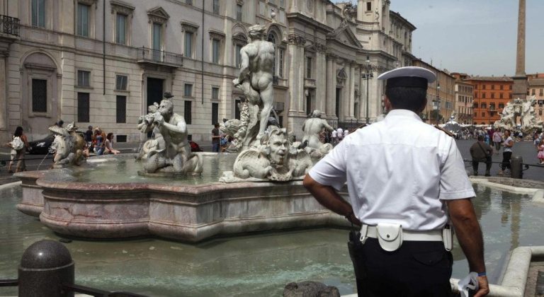 Piazza Navona: bagno nella Fontana dei Fiumi, denunciati tre turisti francesi