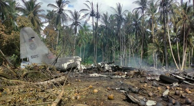 Filippine: precipita un aereo militare: almeno 50 le vittime