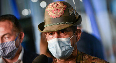 Torino, contestato dai no-vax il generale Figliuolo all’hub vaccinale di Lavazza