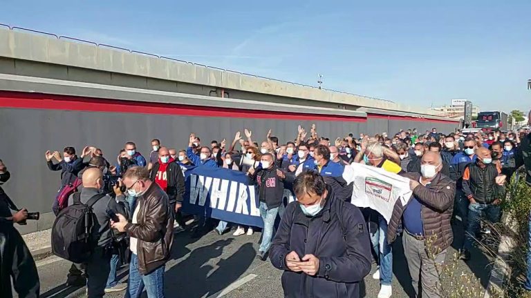 Napoli, la rabbia dei lavoratori Whirlpool: bloccata per alcune ore la stazione centrale