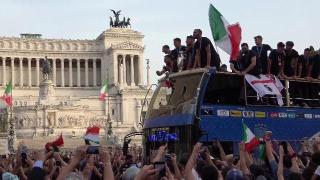 Europei, l’ira del Prefetto Piantedosi: “La sfilata sul bus scoperto non era autorizzata, sono amareggiato”