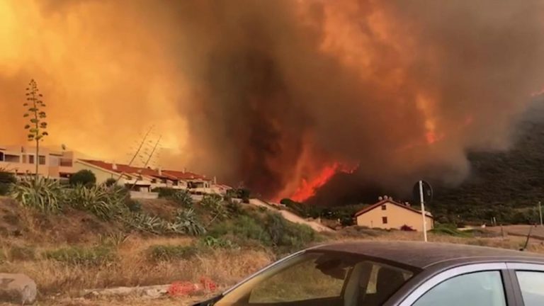 Incendi in Sardegna: nella provincia di Oristano almeno tre sono dolosi. Trovati gli innesti accesi dai piromani