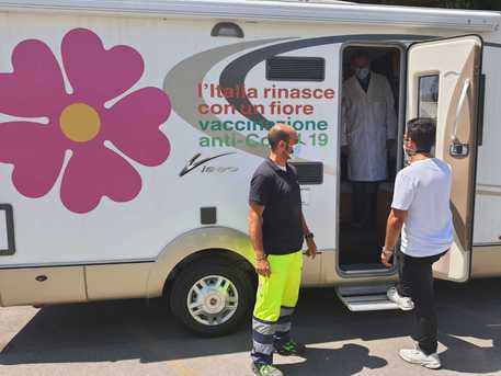 Vaccinazione, il presidente Zingaretti: “Camper fuori dalle scuole per le somministrazioni”