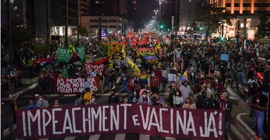 Brasile, in migliaia in piazza chiedono l’impeachment contro il presidente Bolsonaro per la gestione della pandemia