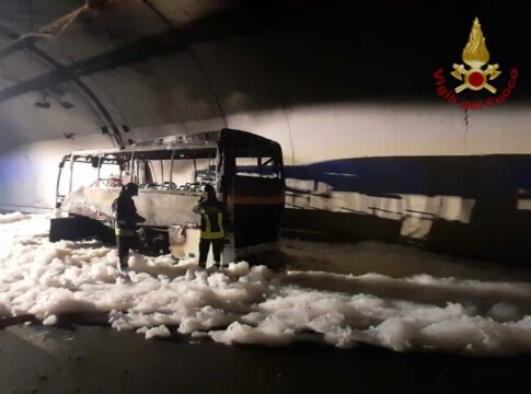 Lierna (Lecco), autobus in fiamme: il conducente “eroe” salva 25 bambini dal rogo