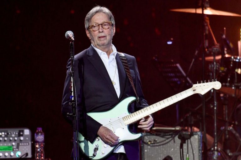 Covid, la star del rock Eric Clapton non suonerà nei club e nelle sale concerto dove è richiesta la vaccinazione