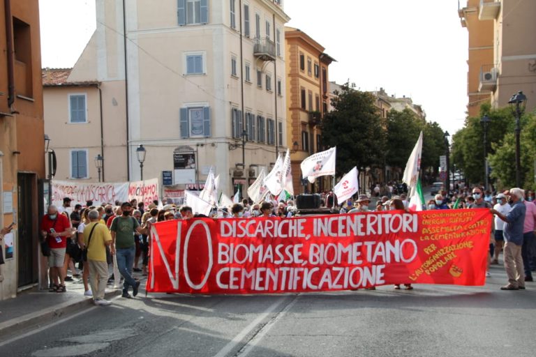 Rifiuti, la rabbia dei cittadini di Albano contro la riapertura della discarica