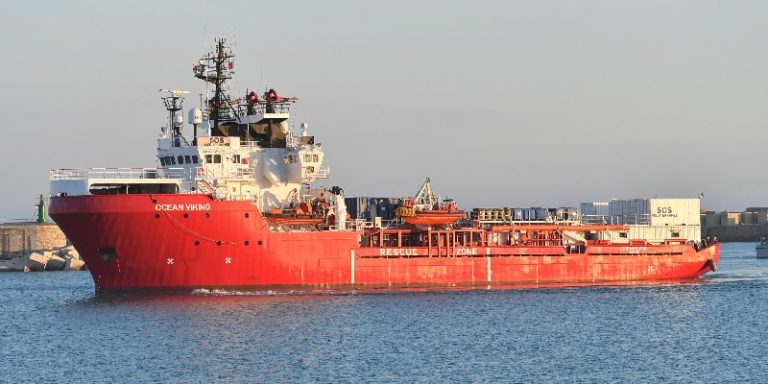 Sale la tensione a bordo della nave Ocean Viking con 572 migranti a bordo