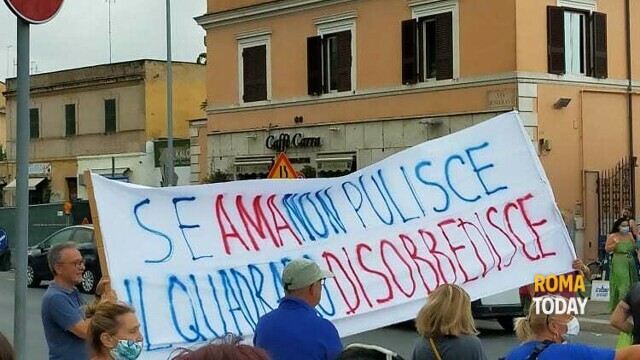 Rifiuti, la rabbia del Quadraro: “Se l’Ama non pulisce il quartiere disobbedisce”