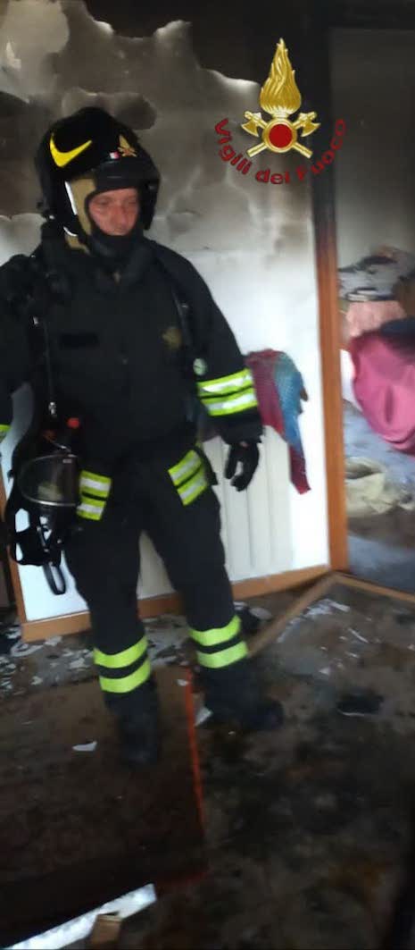 Primavalle, incendio in un appartamento: salvato un 13enne dei vigili del fuoco