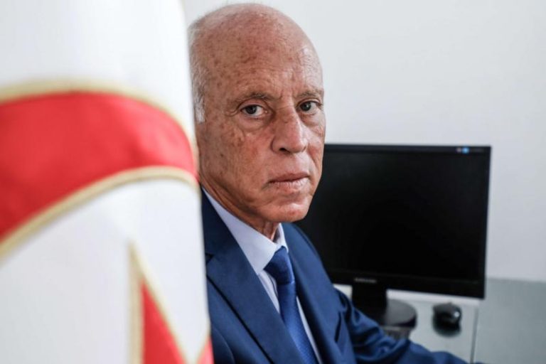 Tunisia nel caos: il presidente Kais Saied sospende il Parlamento