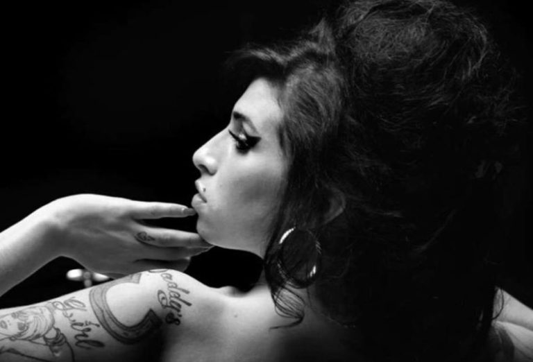 Musica, dieci anni senza la voce di Amy Winehouse