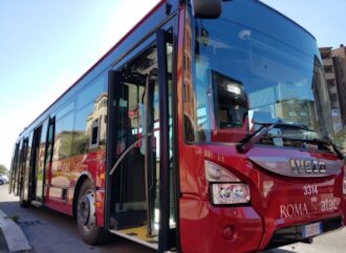 Roma, una guardia giurata affiancherà i controllori Atac a bordo dei bus