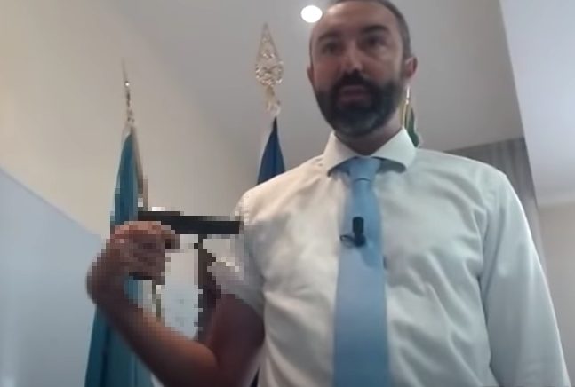 No vax, video choc di Davide Barillari in cui si punta la pistola al braccio