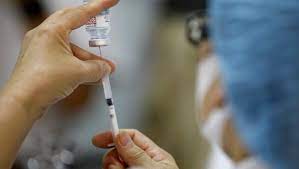 Covid, l’Aifa ha approvato il vaccino Spikevax (Moderna) per la fascia 12-17 anni