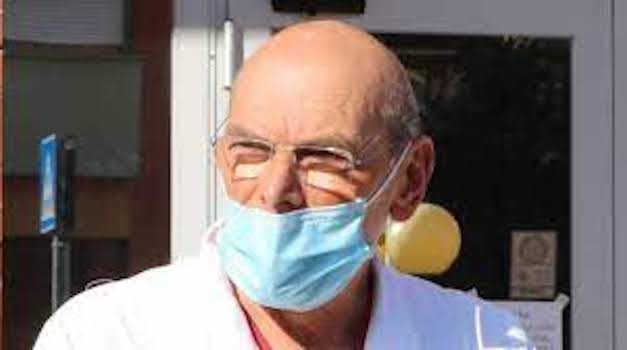 Variante Delta, l’allarme dell’infettivologo Menichetti: “Infetta anche i vaccini, bisogna tornare alle mascherine”