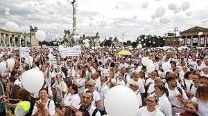 Ungheria, manifestazione degli operatori sanitari contro la precaria situazione per il Covid