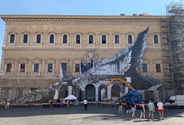 Piazza Farnese, lo “squarcio visivo” dell’artista francese JR