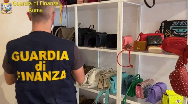 Corsa Francia, chiusa una boutique delle false griffe: tra i clienti molti vip del mondo dello spettacolo