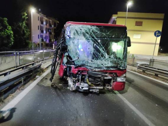 Giustiniana, bus dell’Atac si è schiantato contro due auto in sosta: grave il conducente
