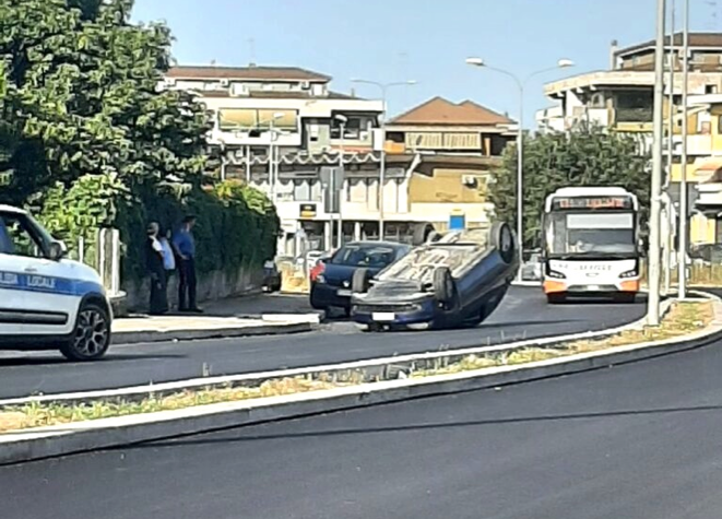 Si cappotta su viale Manzoni