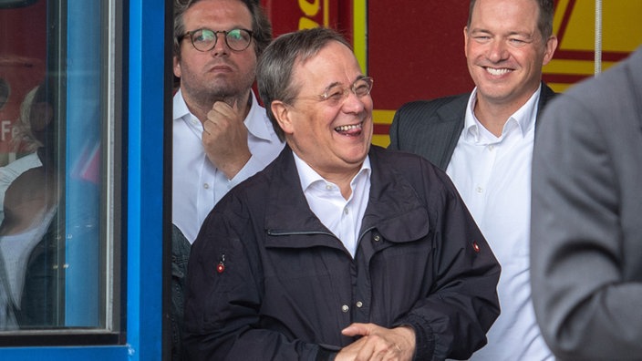 Germania, dopo che Armin Laschet è stato sorpreso a ridere nei luoghi delle indondazioni, crolla nei sindaggi