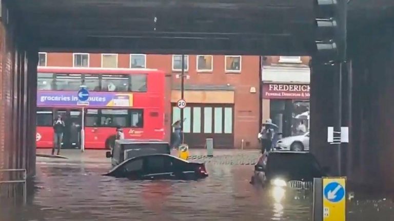 Gran Bretagna, allerta per le piogge torrenziali: allagamenti a Londra