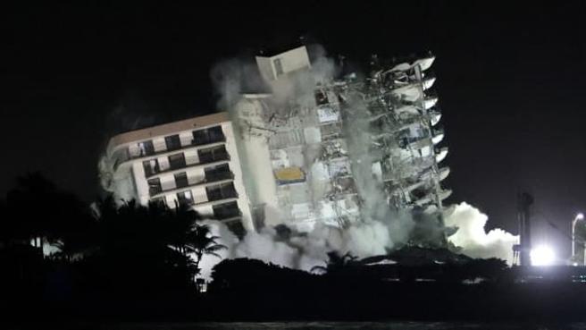 Miami, completata la demolizione del palazzo parzialmente crollato