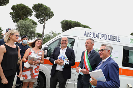 Covid, il presidente Zingaretti visita il centro vaccini a Cave (Roma)