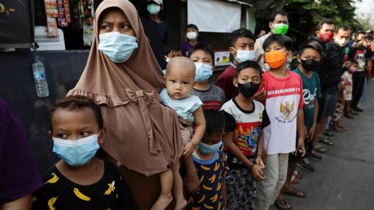 Covid, record mondiale di contagi: in un giorno oltre 54mila casi e 1.205 vittime