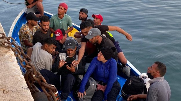 Lampedusa: sbarcati 552 migranti su quattro diverse imbarcazioni