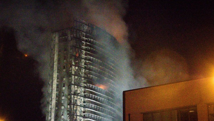 Milano, rogo al grattacielo a Ripamonti: Il rivestimento esterno era di materiale combustibile