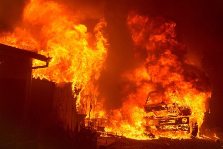 Usa, incendi in California: migliaia di persone hanno ricevuto l’ordine di evacuare la sponda meridionale del lago Tahoe