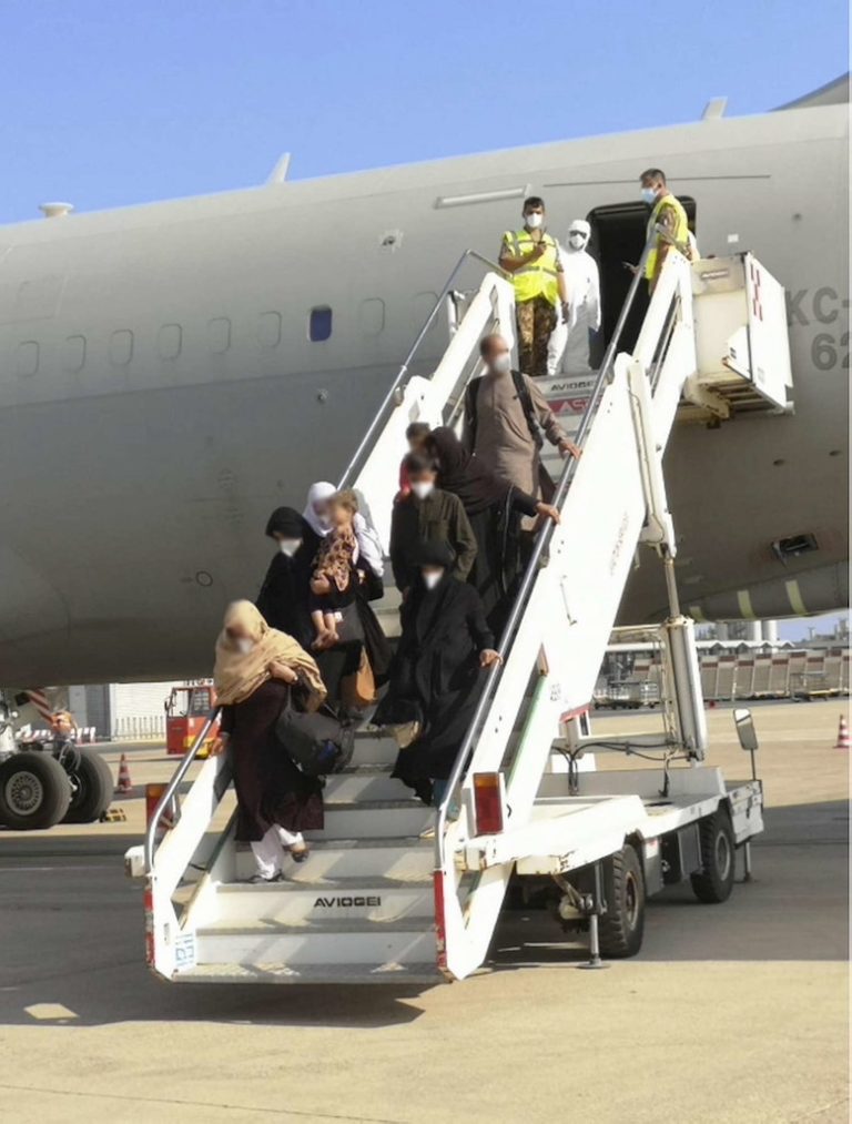 Afghanistan, atterrate a Fiumicino altre 211 persone provenienti da Kabul
