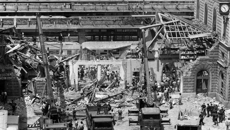 2 agosto 1980, l’orrore alla stazione di Bologna alle 10 e 25: 85 morti e 200 feriti