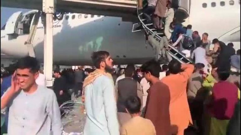 Afghanistan, sparatoria all’aeroporto di Kabul: almeno tre le vittime