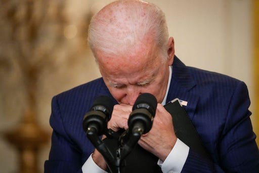 Afghanistan, pioggia di critiche contro il presidente Biden in lacrime per la morte di 13 Marines