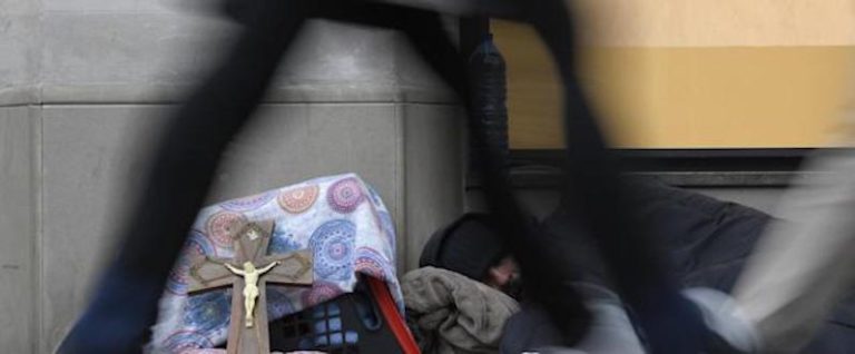 Povertà nella Capitale: una donna vive in una cabina telefona e rifiuta gli aiuti del Campidoglio. A Roma sono 8mila gli homeless