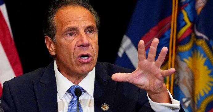 Usa, è bufera sul governatore Andrew Cuomo accusato di molestie sessuale. Il presidente Biden: “Deve dimettersi”