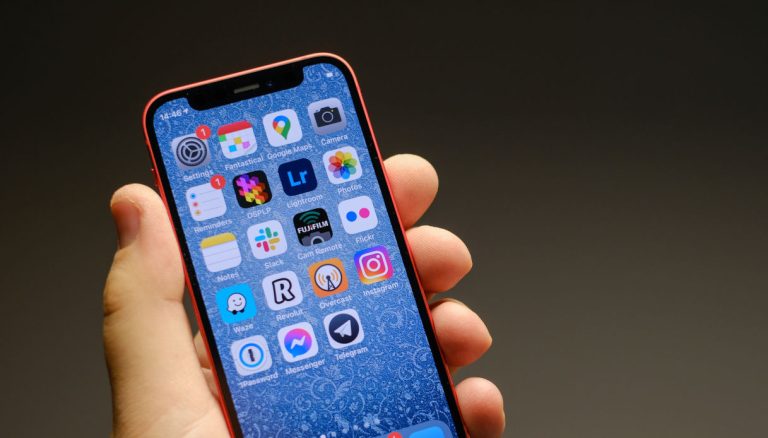 Apple a caccia delle foto di abusi su minori: gli iPhone degli utenti verranno setacciati da un nuovo software