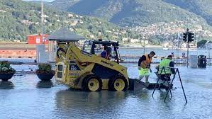 Maltempo in Lombardia: il lago di Como esonda le strade della città